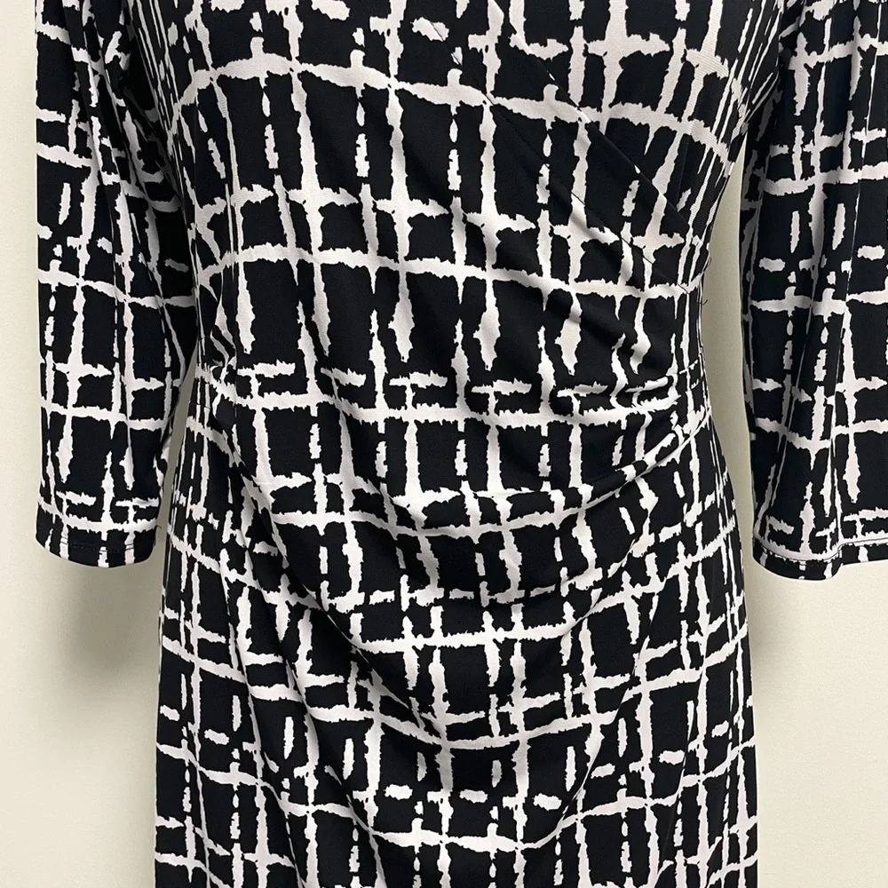 Peck and Peck Black White V Neck 3/4 Sleeve Pullover Dress Medium Waist Ruching